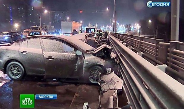 На МКАДе из-за сильного снегопада столкнулись 11 автомобилей
