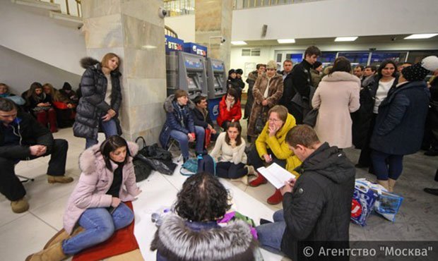 Валютные заемщики продолжают акции протеста в российских банках из-за обвала рубля