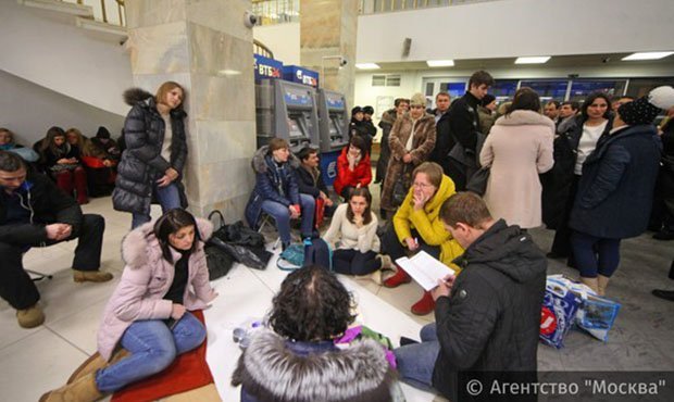 Валютные заемщики продолжают акции протеста в российских банках из-за обвала рубля  