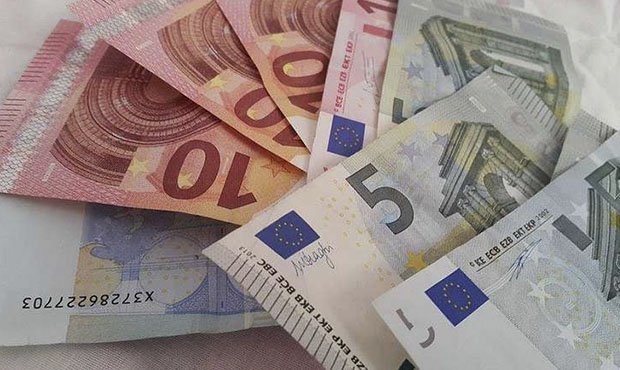 Официальный курс евро упал почти на три рубля  