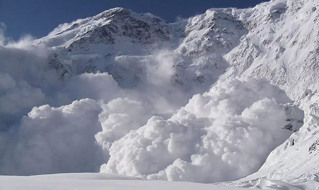 Ростуризм предупредил туристов об опасности схода лавин на курортах Кавказа и Камчатки