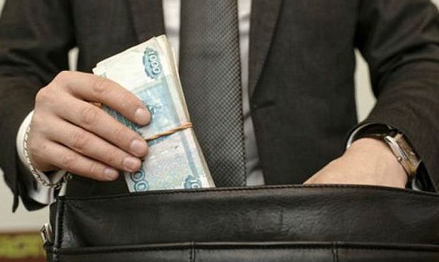 Оклады госслужащих федерального уровня в 2018 году повысят на 4%