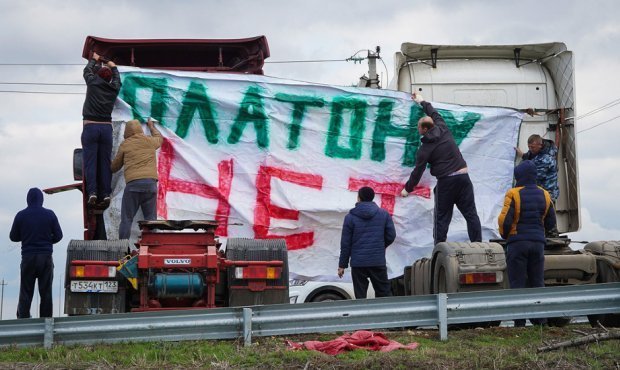 Дальнобойщики накануне Нового года начнут новую забастовку против «Платона»