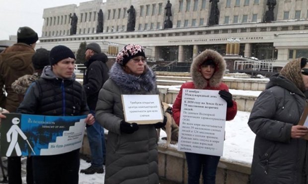 В Омске незрячие граждане провели акцию против отсутствия доступной среды