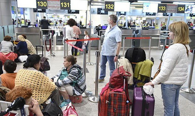 Пассажирам с билетами разрешили лежать на полу в аэропортах без штрафа