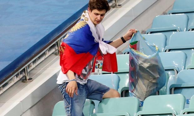 Российские болельщики взяли пример с иностранцев и убрали за собой весь мусор на стадионе