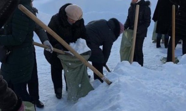 В Саратове учителям раздали мешки для мусора и вывели на уборку снега