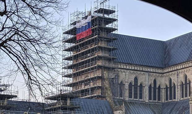 В британском Солсбери неизвестные вывесили российский флаг на соборе