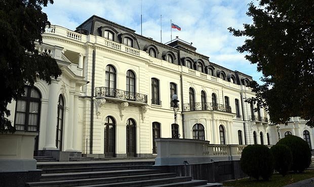 Посольство РФ в Чехии заподозрили в сдаче в аренду дипломатических квартир