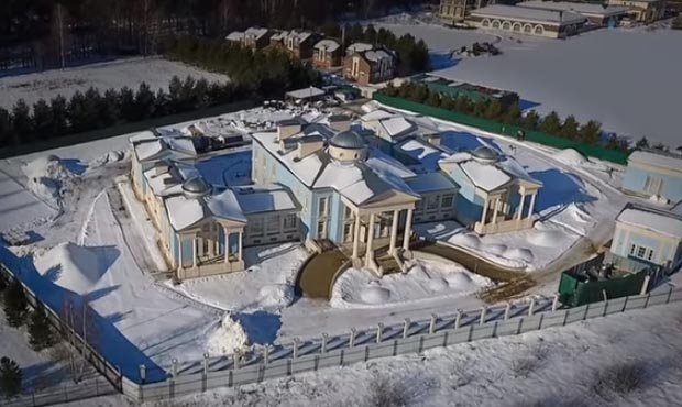 «Новая газета» нашла у охранника Дмитрия Медведева особняк за миллиард рублей