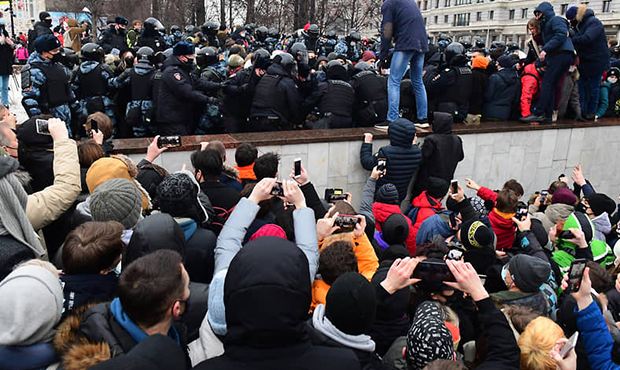 Госдеп США потребовал от России отпустить Навального и прекратить насилие против участников протеста