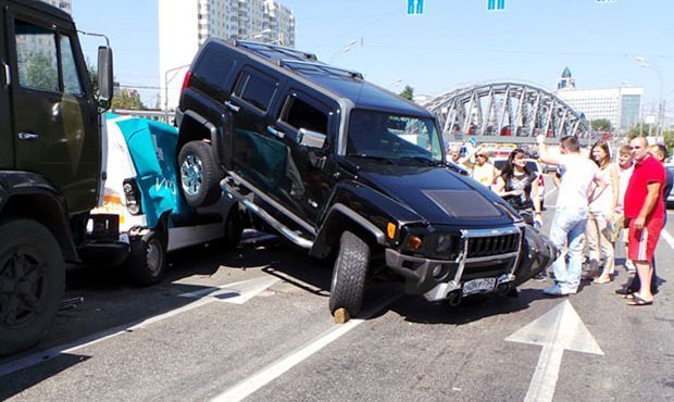 На юге Москвы внедорожник Hummer проехался по крышам четырех машин