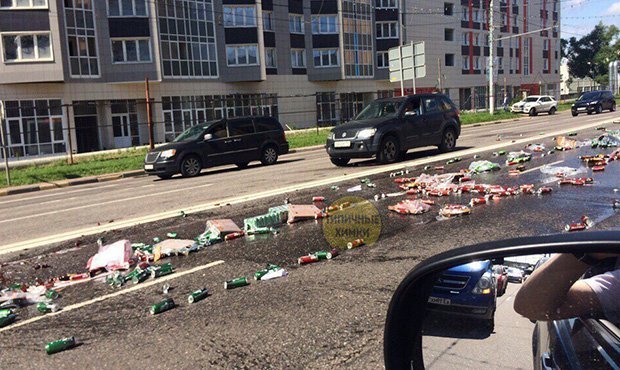 В подмосковных Химках дорогу залило пивом. Банки выпали из проезжавшего грузовика