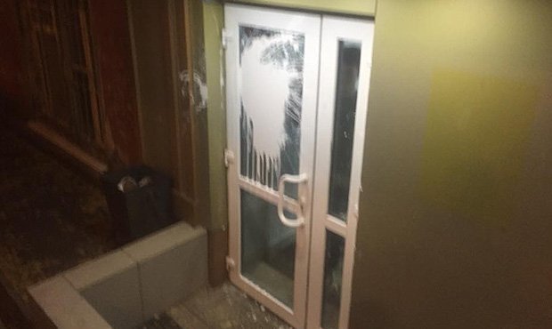 В Хабаровске активист «Молодой гвардии ЕР» облил краской дверь в штаб Навального