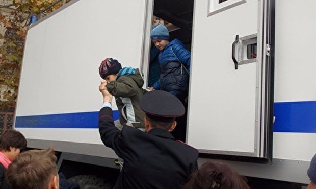 В Севастополе во время празднования Дня полиции детям дали посидеть в автозаках