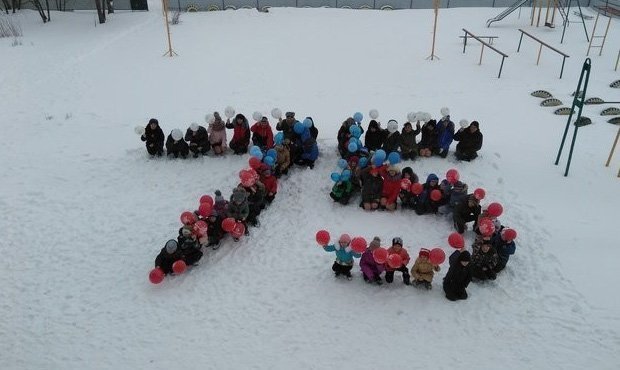 В Волгоградской области малышей поставили на колени в честь празднования победы в Сталинградской битве