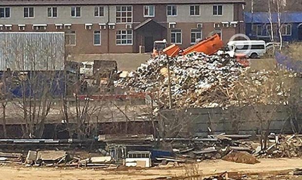 В подмосковном Одинцово образовалась стихийная мусорная свалка