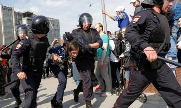 В Москве полиция отпустила большую часть задержанных на акции «Он нам не царь»