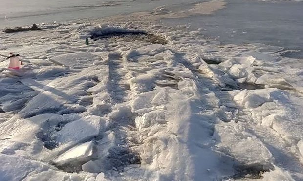 Под Петербургом три человека провалились под лед. Спасти удалось только двоих