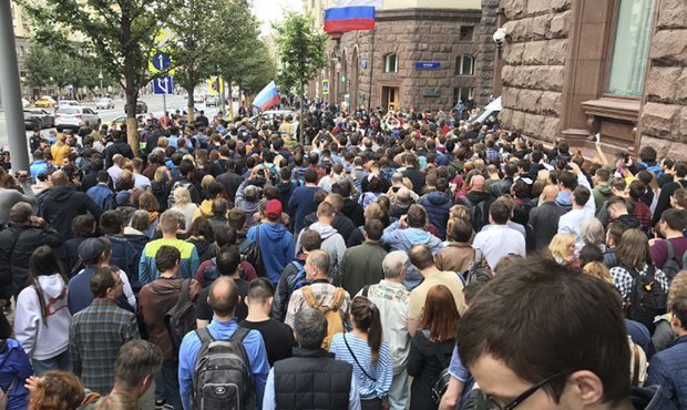 В Москве проходит акция протеста против снятия с выборов оппозиционных кандидатов