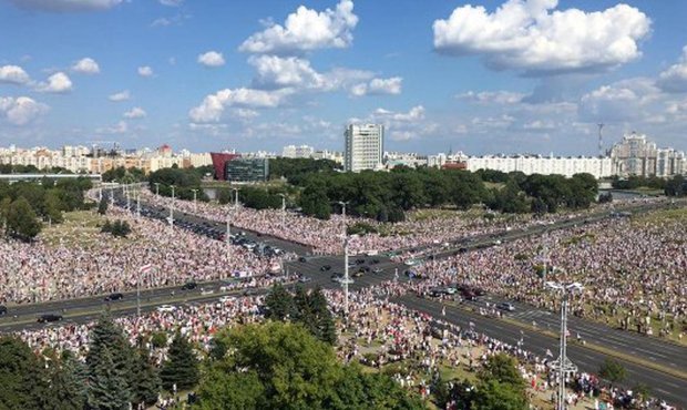 В Минске состоялся многотысячный мирный митинг с требованием отставки Александра Лукашенко