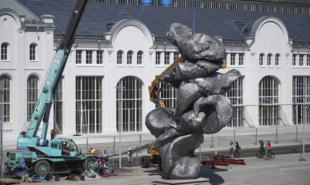 В Москве на Болотной набережной установили скульптуру в виде комка глины