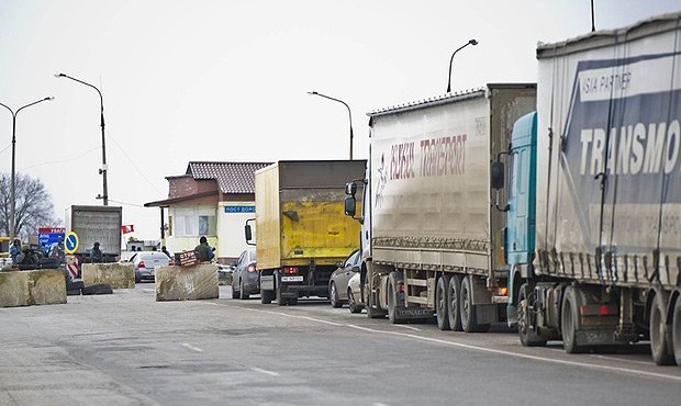 Украина приостановила грузовое сообщение с полуостровом Крым