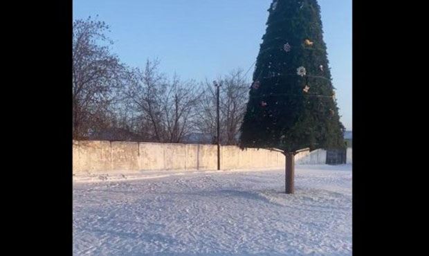 Мэр Уяра написал заявление на пользователя соцсети из-за критики городской новогодней елки