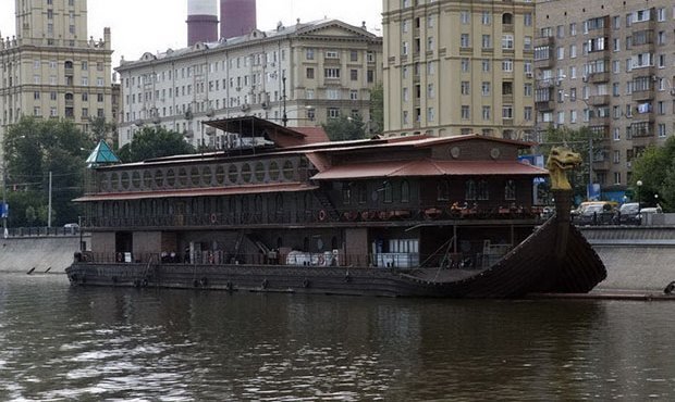 Из акватории Москва-реки отбуксировали очередной дебаркадер, оборудованный под жилой дом