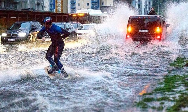 Москвичи после затяжного ливня прокатились по затопленным улицам на вейкборде  