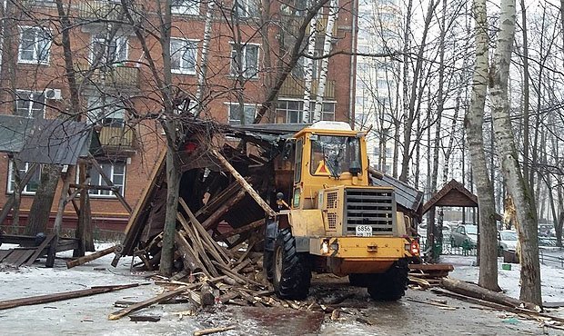 В Москве чиновники снесли детскую площадку, построенную на деньги местных жителей