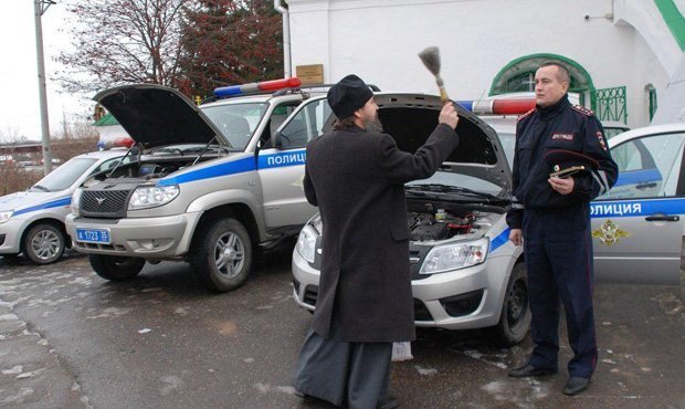 В Вологодской области освятили машины сотрудников ГИБДД и участок трассы