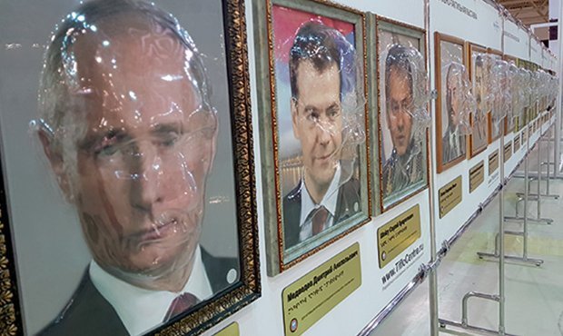 «Единая Россия» подарила химкинскому обществу слепых тактильный портрет Путина