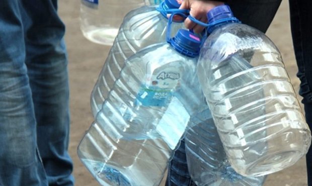 В Североуральске закончилась питьевая вода. Людям выдают по два литра строго в одни руки