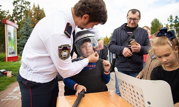 В Челябинске на «Параде первоклашек» детей нарядили в форму ОМОНа и раздали дубинки