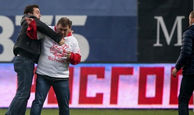 Сотрудник «Динамо» пнул фаната «Спартака» во время матча между командами