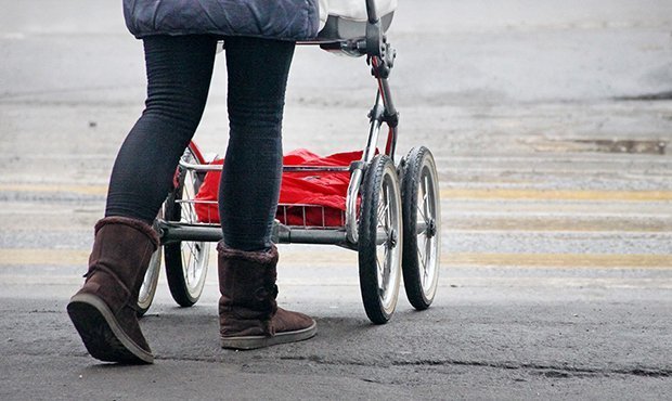 В Казани женщина с коляской решила перебежать многополосную дорогу и попала в аварию