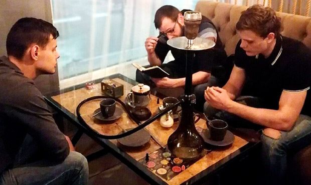 В Белгороде молодые «справороссы» отчитались о проведении заседания фотографией из кафе-кальянной