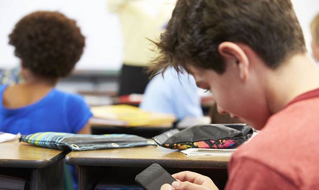 В Госдуме предложили запретить в школах дорогие смартфоны, чтобы искоренить зависть   