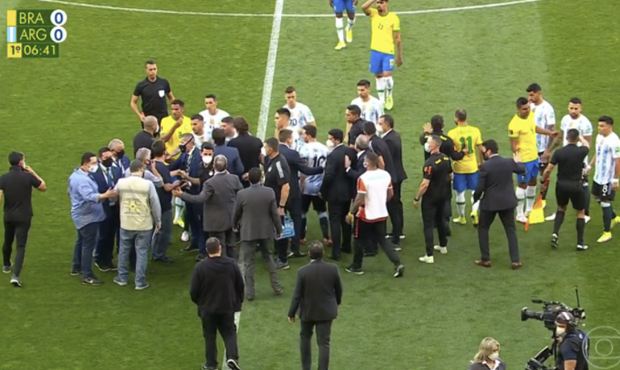 Полицейские сорвали матч между Бразилией и Аргентиной. Несколько игроков не прошли карантин