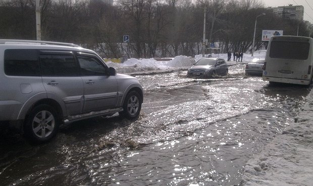 Московские дороги после обильного снегопада залило водой 