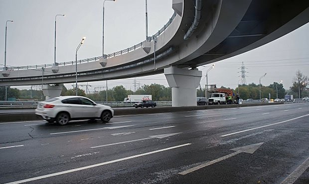 На МКАДе мужчина пытался покончить с собой, спрыгнув с моста на машины  