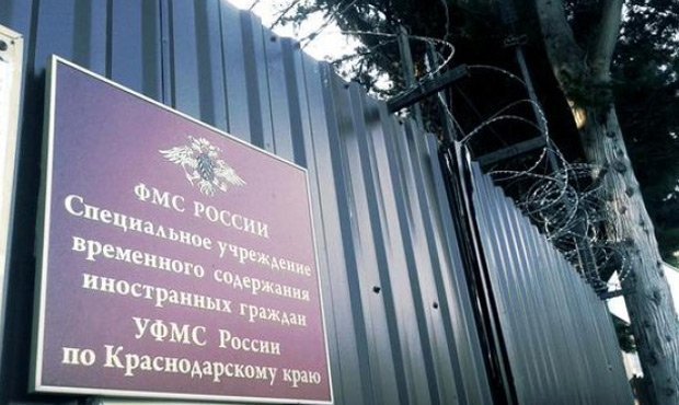 В Сочи ожидающие депортации мигранты устроили массовую голодовку