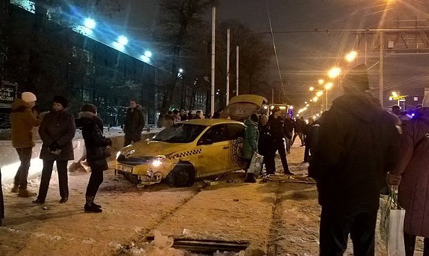 На востоке Москвы такси врезалось в остановку. Девять человек пострадали