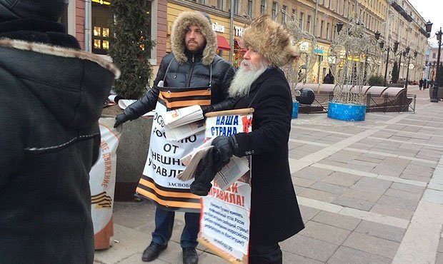 В Петербурге активисты движения НОД напали на журналиста «Коммерсанта»