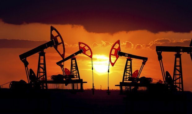 Цена на нефть впервые за 2,5 года поднялась до отметки в 65 долларов за баррель