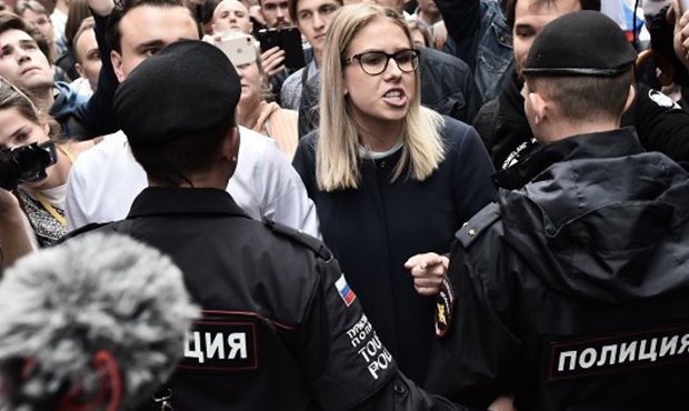 В Москве сторонники оппозиции пикетируют здание столичного горизбиркома