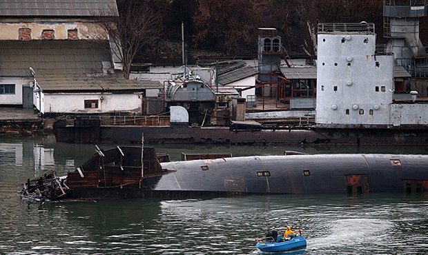 В Севастополе затонул плавучий док со списанной подводной лодкой