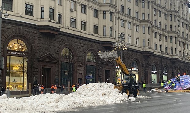 Власти Москвы привезли в центр города к Новому году искусственный снег