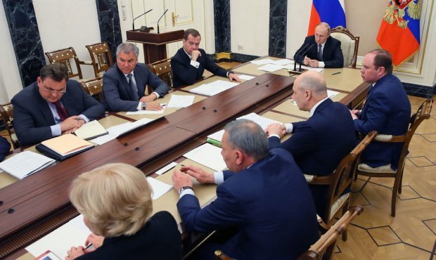 Путин посоветовал кабмину и госкомпаниям начать работать, а не «принюхиваться» друг к другу